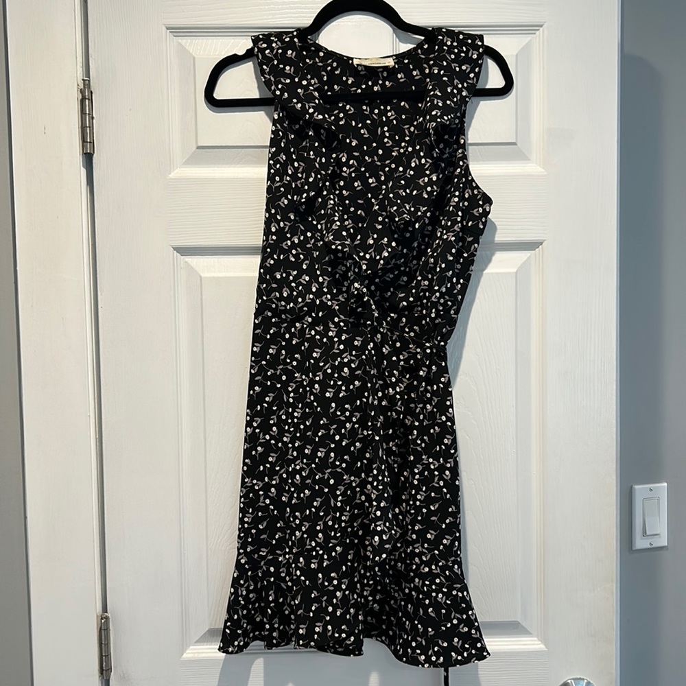 Black and white floral tie wrap v-neck wrap dress